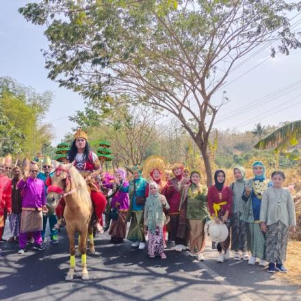 KEMERIAHAN KARNAVAL MEMPERINGATI HUT KEMERDEKAAN RI KE 79 DESA KEMADU